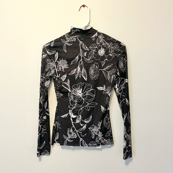 🍭 3/$15 DAZY black & white floral mock turtleneck - Picture 10 of 12